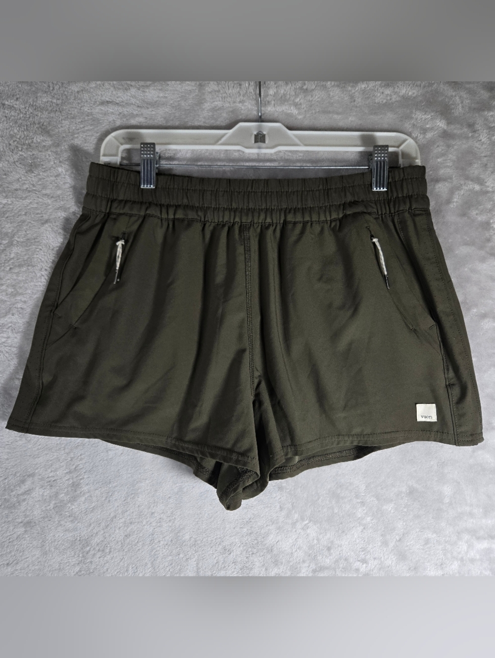 Vuori Dash Shorts 2.0 Womens Size Large L Olive Green Athletic 2.5" Inseam VW367